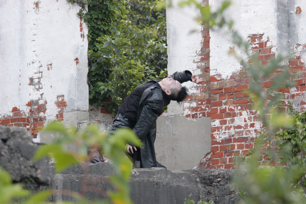 �����E�����B����